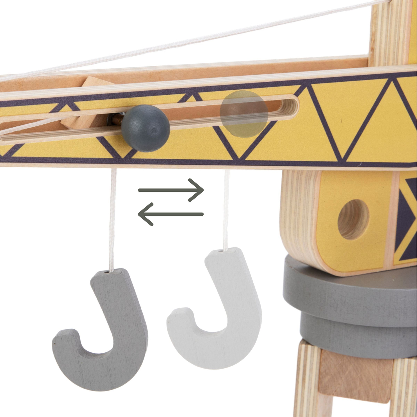 Medinė statybų aikštelė su dideliu mobiliuoju kranu ir transporto priemonėmis, bokštinis kranas