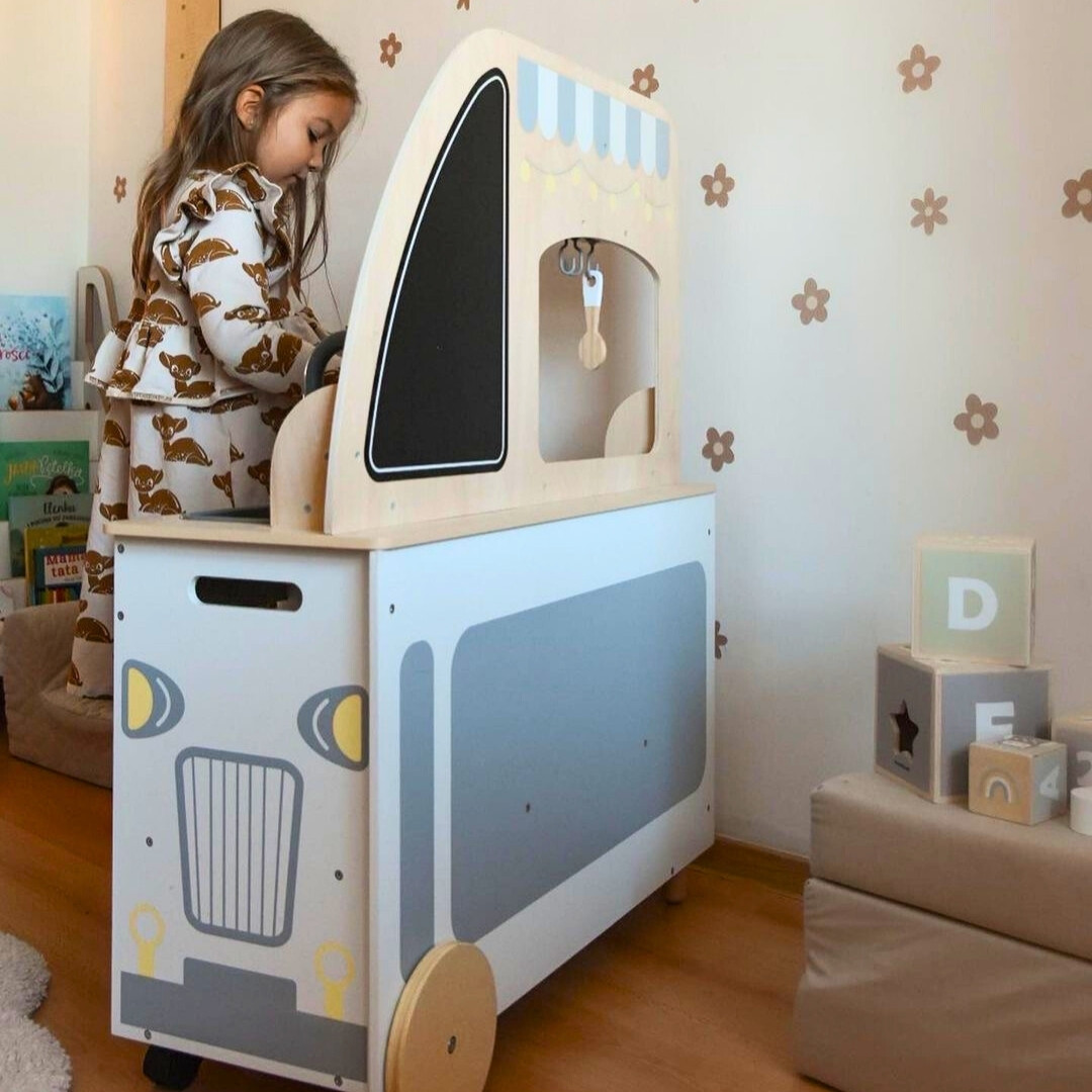 Medinis maisto sunkvežimis ant ratų - virtuvė su priedais