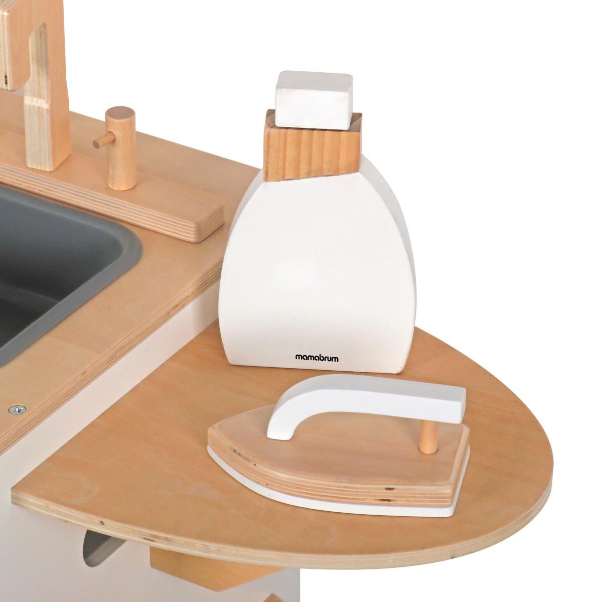 Medinė skalbimo mašina su lygintuvu, krepšeliu ir skalbimo skysčiu