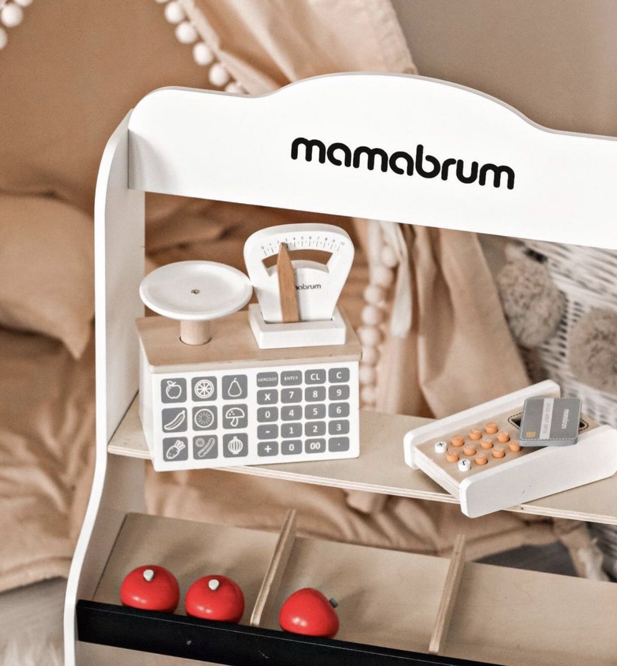 Mini turgus - parduotuvė su svarstyklėmis, terminalu, mokėjimo kortele ir vaisiais