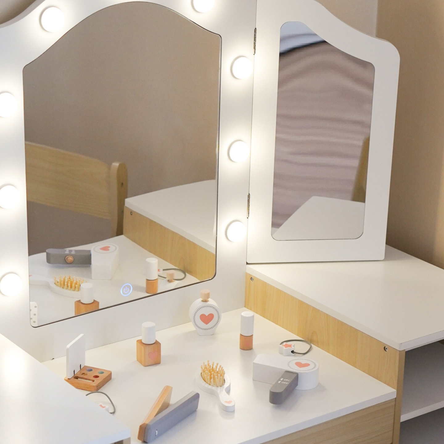 Medinis vaikiškas tualetinis staliukas su kėde, priedais ir LED apšvietimu