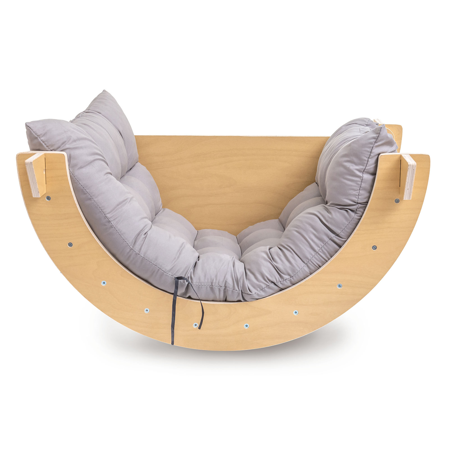 Medinė vaikų žaidimų aikštelė viduje – laipiojimo siena, čiuožykla, laipiojimo arka/suptuvėlė ir Piklerio trikampis