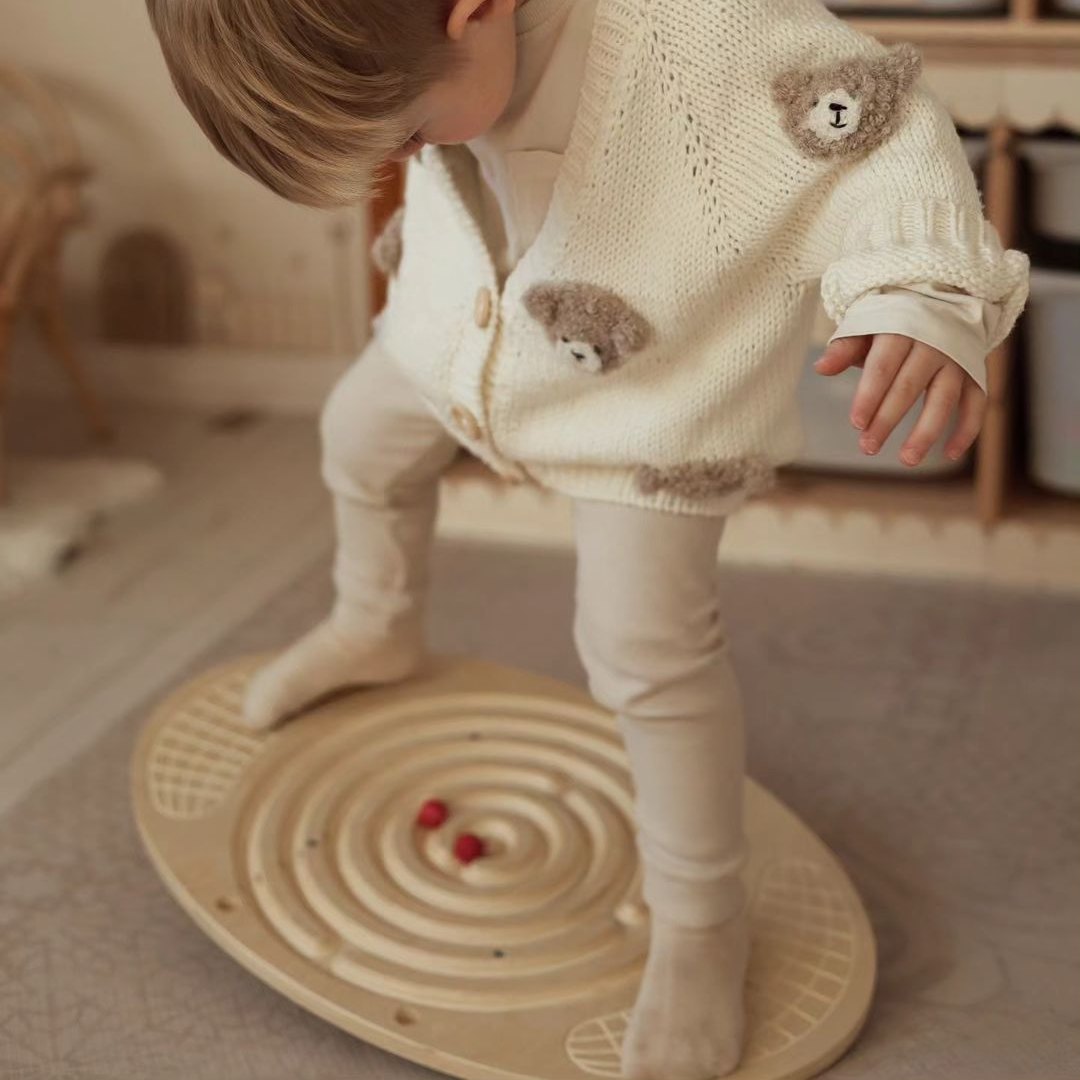 Medinė pusiausvyros lenta su labirintu ir kamuoliukais - balansavimo lenta