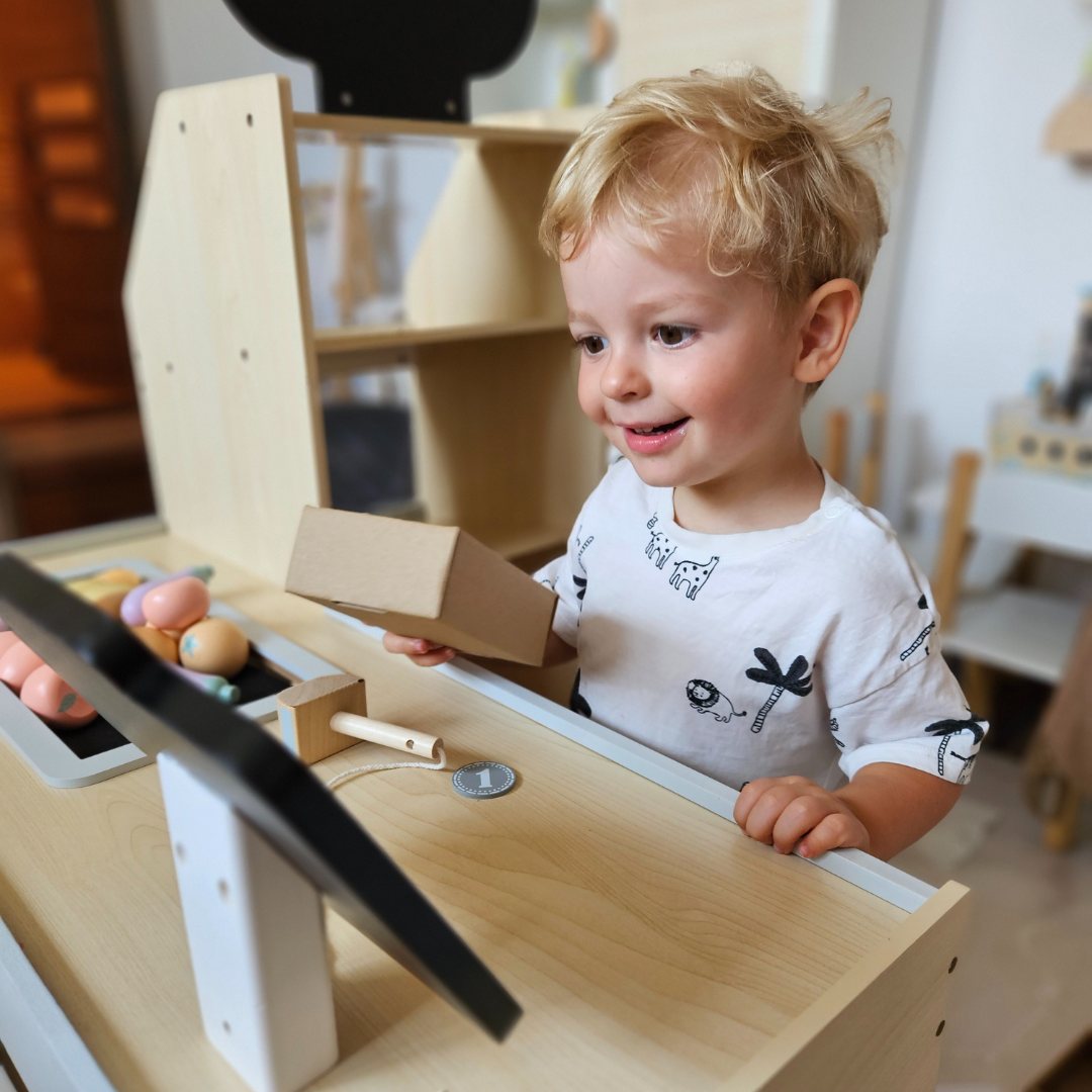 Medinis daržovių turgus - didelis XXL prekystalis, parduotuvė su žaisliniu kasos aparatu