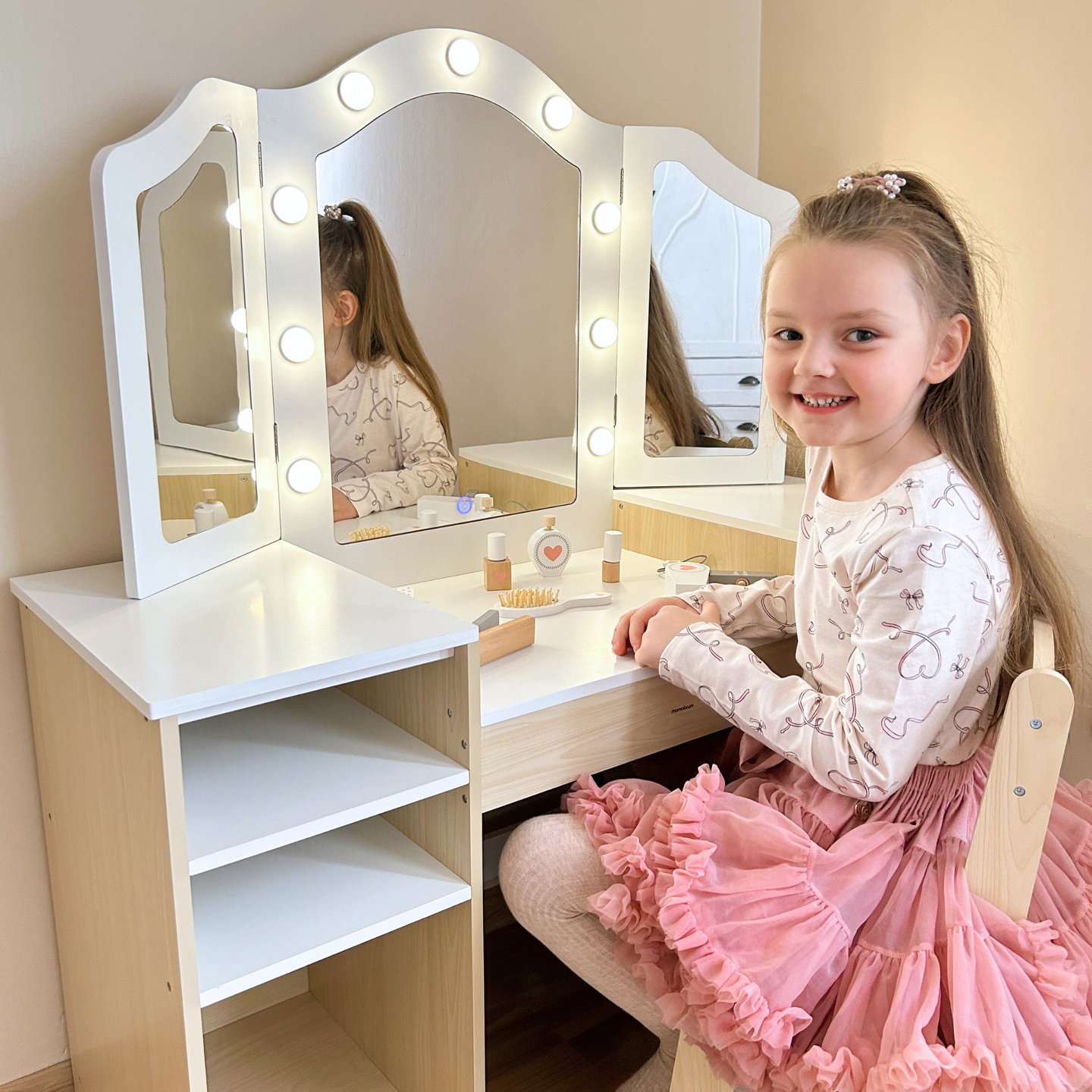 Medinis vaikiškas tualetinis staliukas su kėde, priedais ir LED apšvietimu