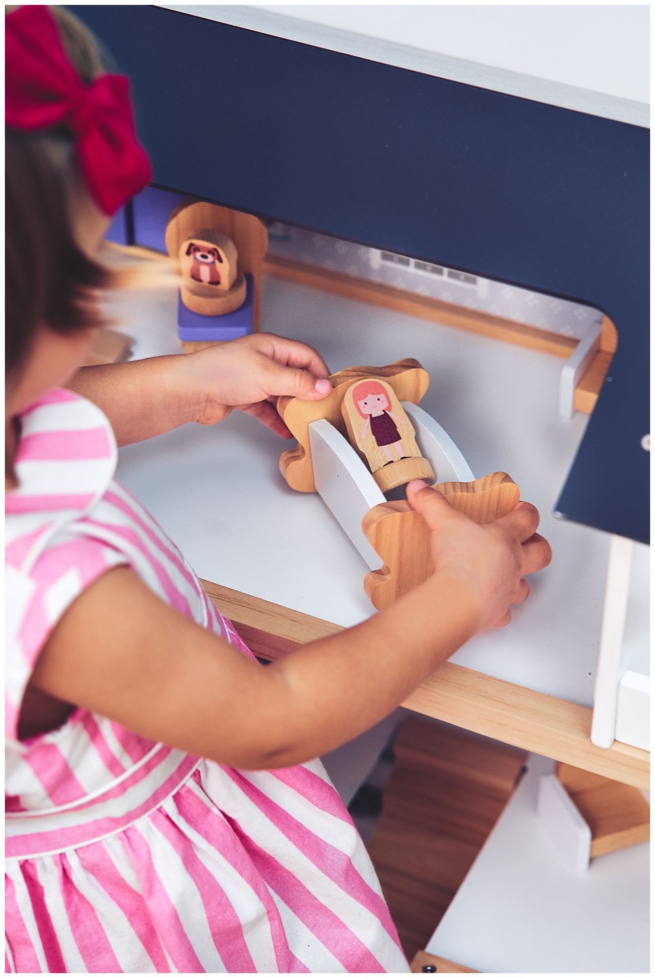 Baltas medinis lėlių namelis su priedais 18 vnt.