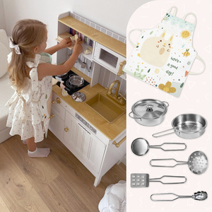 Medinė balta virtuvė su priedais ir prijuoste