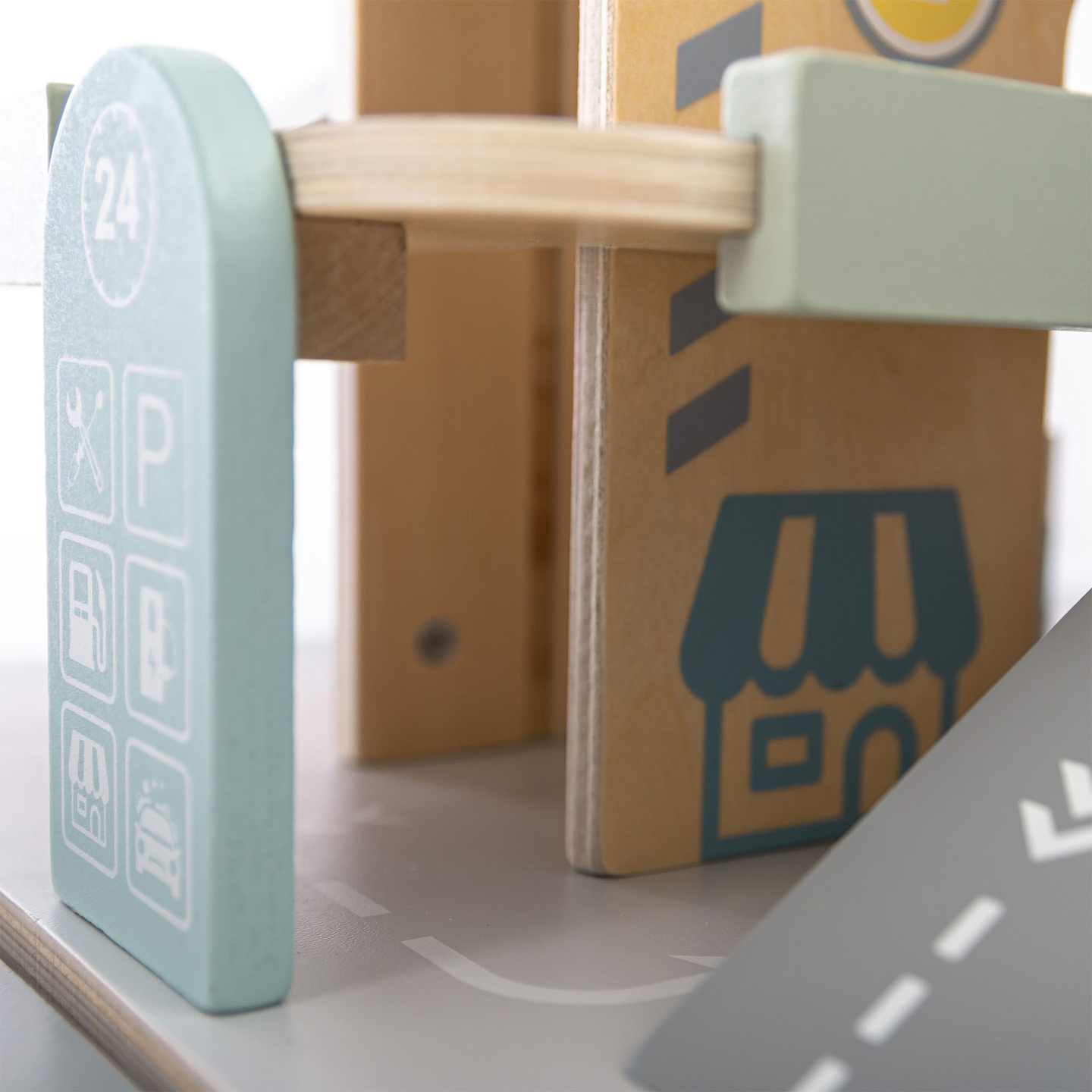 Medinis, trijų aukštų garažas vaikams su priedais – automobilių stovėjimo aikštelė, degalinė, automobilių plovykla, sraigtasparnis