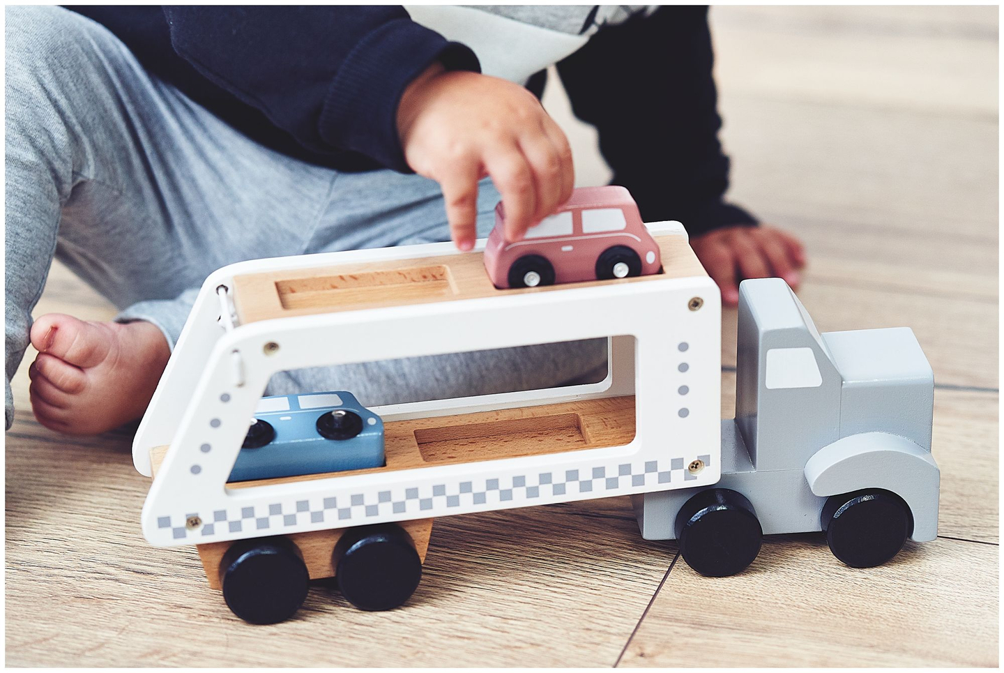 Medinė sunkvežimio priekaba su 4 automobiliais