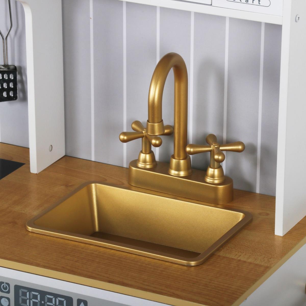 Medinė balta virtuvė su priedais ir prijuoste