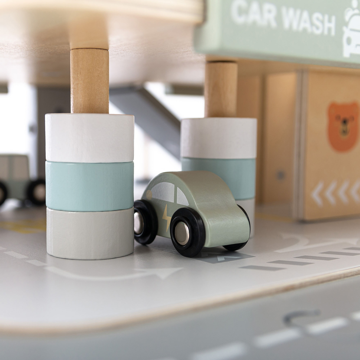 Medinis, trijų aukštų garažas vaikams su priedais – automobilių stovėjimo aikštelė, degalinė, automobilių plovykla, sraigtasparnis