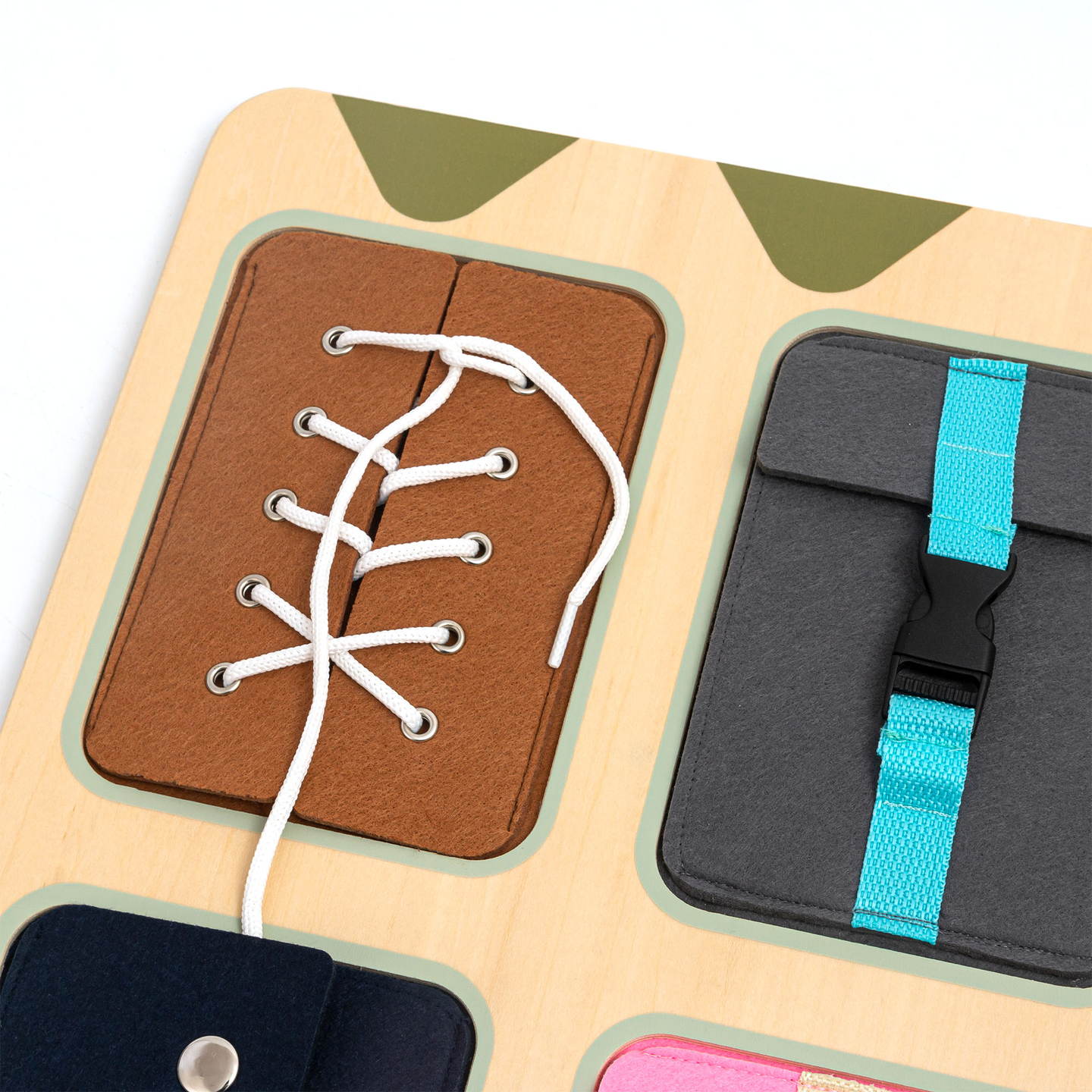 Medinė Montessori manipuliacinė lenta – sensorinis savarankiškumo mokymasis - raišteliai, sagtys, sagos, spaudės, užtrauktukas