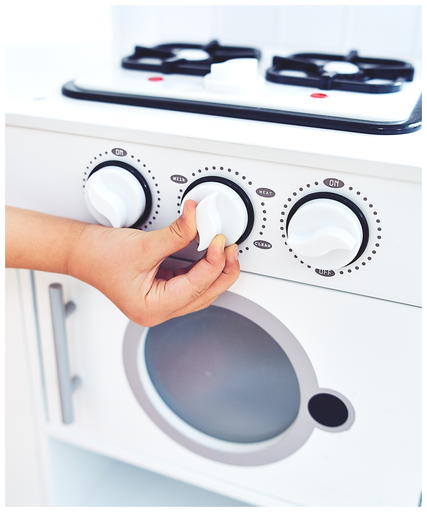 Kampinė medinė XXXL virtuvė su šaldytuvu, orkaite, skalbimo mašina, prijuoste ir priedais