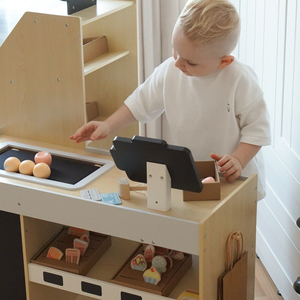 Medinis daržovių turgus - didelis XXL prekystalis, parduotuvė su žaisliniu kasos aparatu