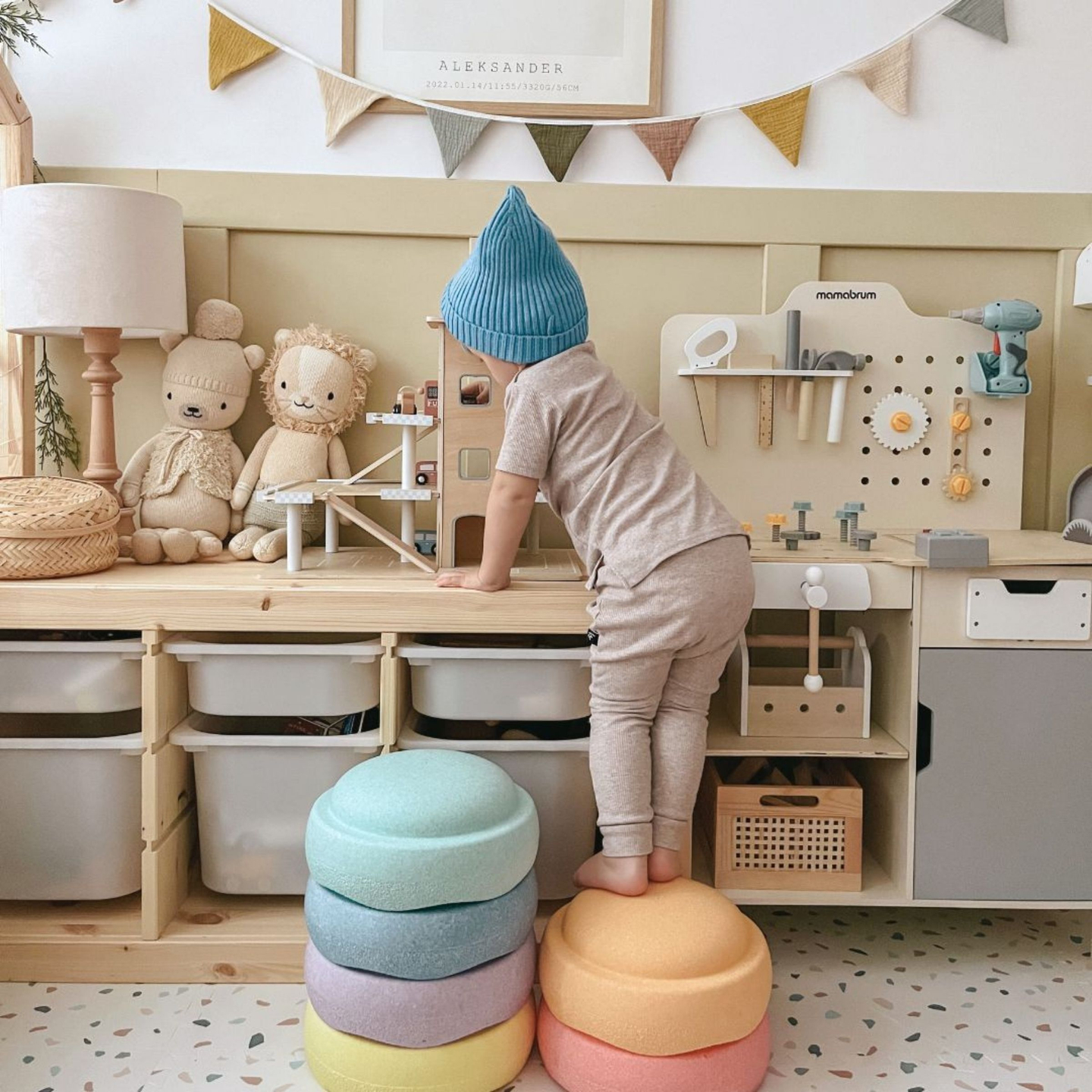 Medinė trijų aukštų automobilių stovėjimo aikštelė su liftu - garažas automobiliams ir sraigtasparniui