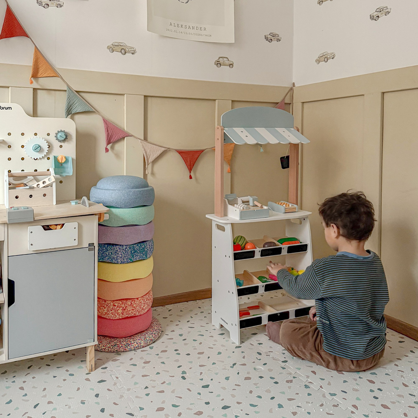 Daržovių parduotuvė - medinis prekystalis su dėžėmis, kasos aparatu ir terminalu