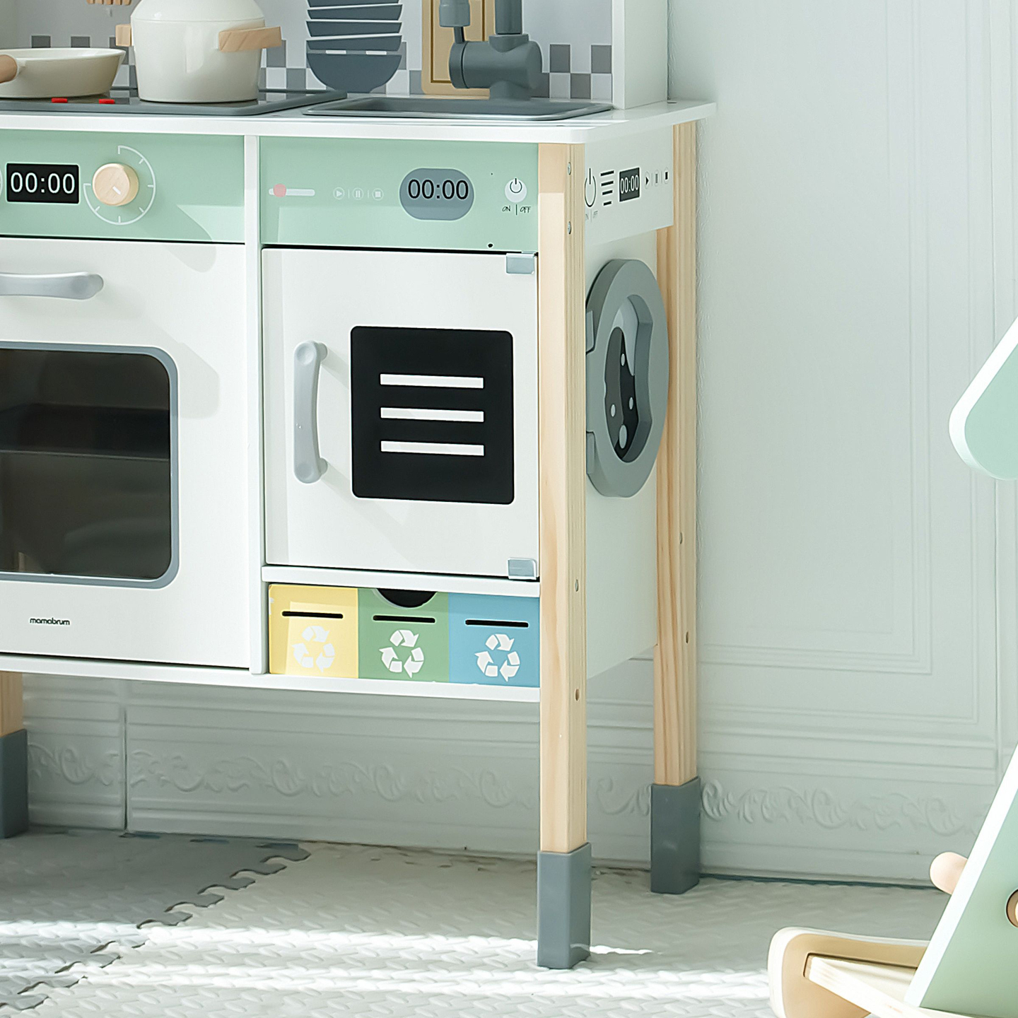 Interaktyvi virtuvė su skalbimo mašina, indaplove ir kreida