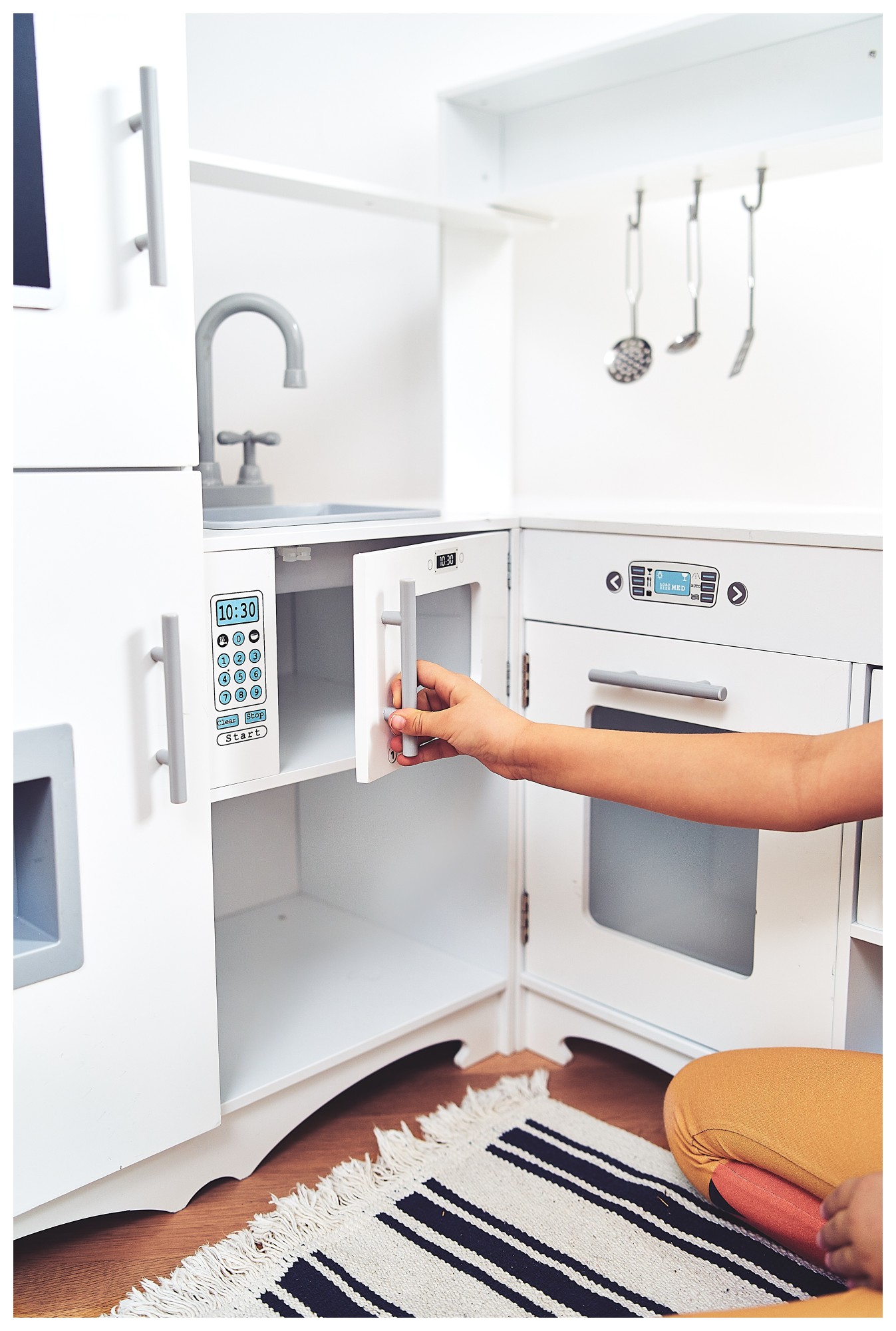 Kampinė medinė XXXL virtuvė su šaldytuvu, orkaite, skalbimo mašina, prijuoste ir priedais