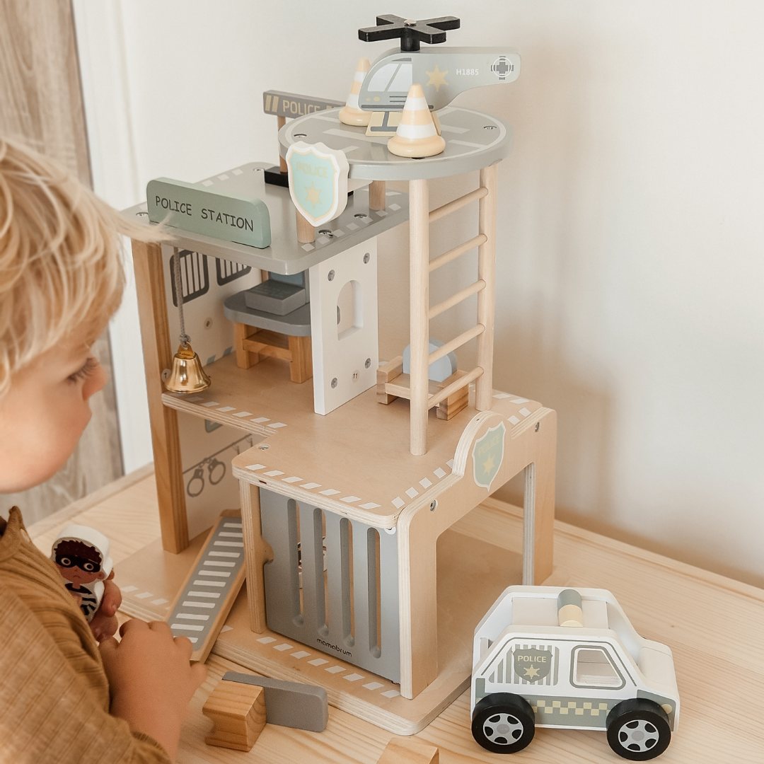 Medinė policijos nuovada su priedais