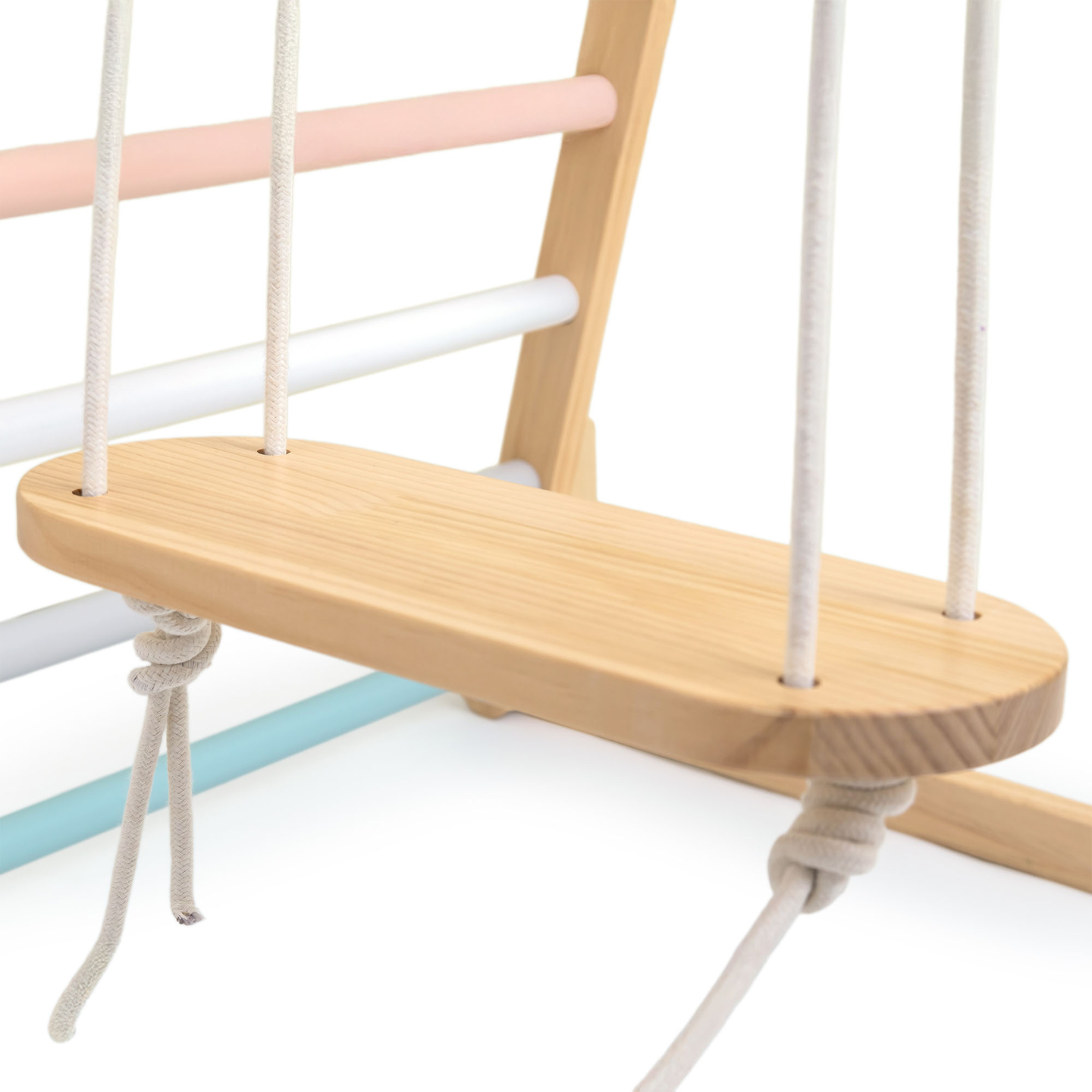 Medinė žaidimų aikštelė viduje su sūpynėmis, gimnastikos žiedais ir laipiojimo tinklu