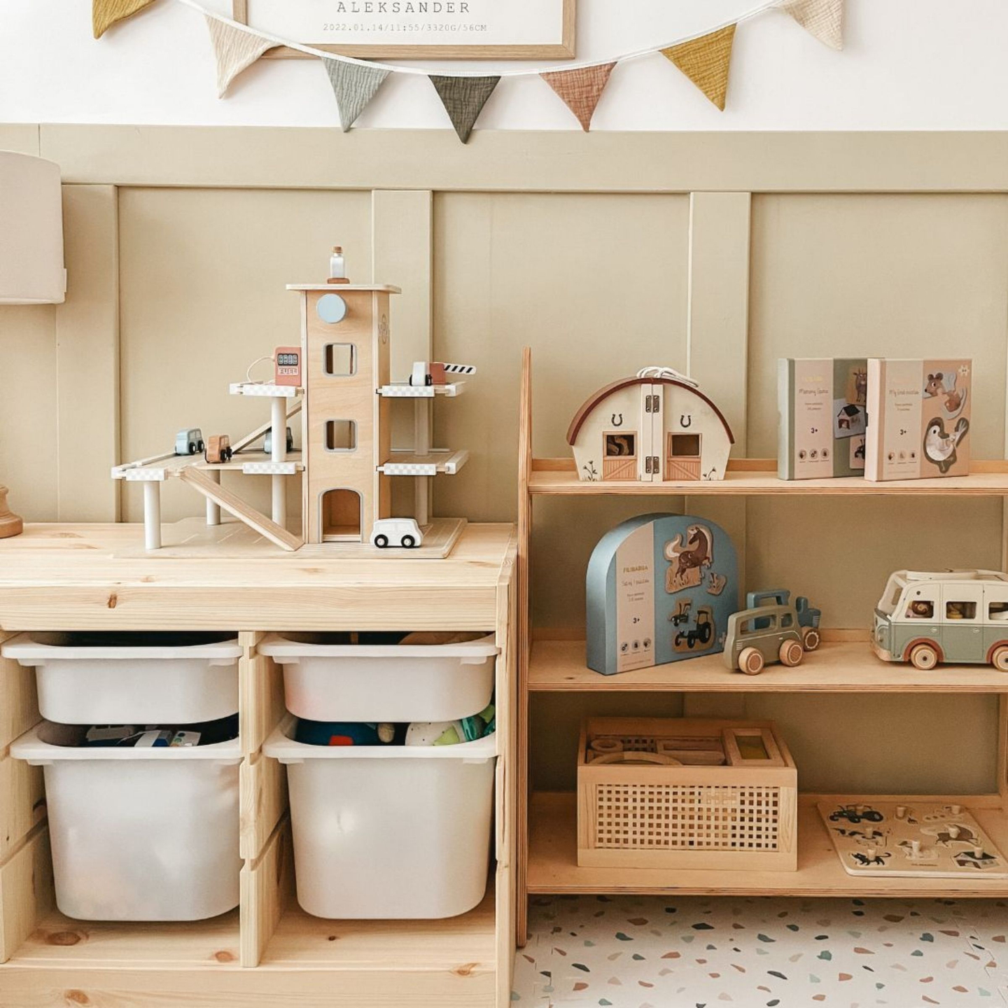 Medinė trijų aukštų automobilių stovėjimo aikštelė su liftu - garažas automobiliams ir sraigtasparniui