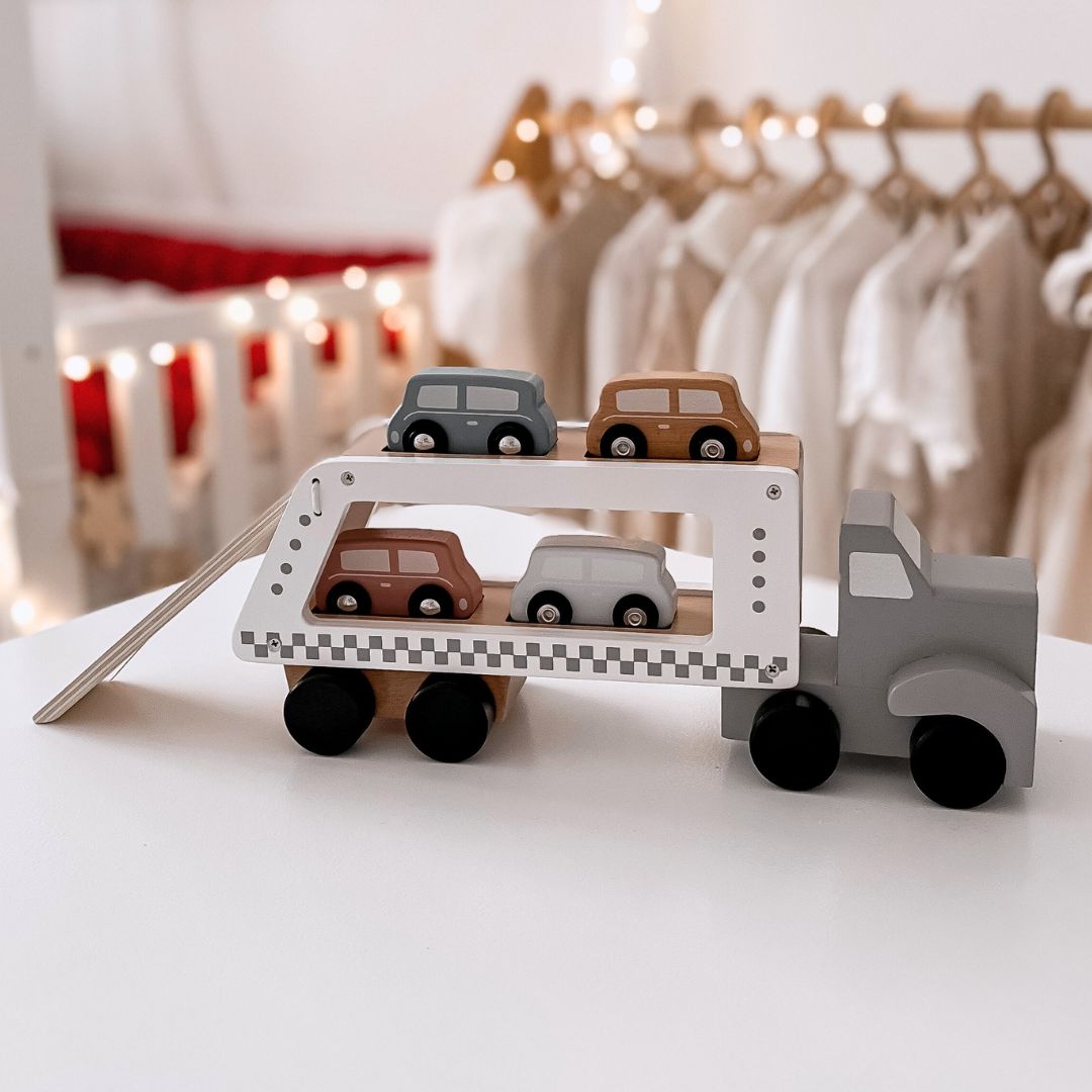 Medinė sunkvežimio priekaba su 4 automobiliais