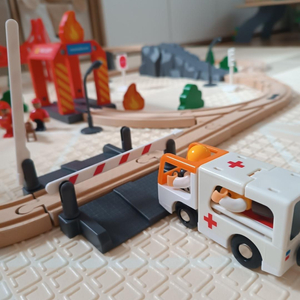 Medinis traukinys, akumuliatorinis traukinys - Ugniagesiai, bėgiai, automobiliai, tiltai, užtvara