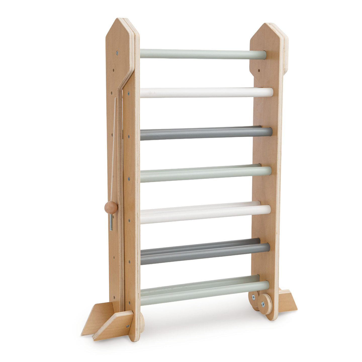 Medinė vaikų žaidimų aikštelė viduje – laipiojimo siena, čiuožykla, laipiojimo arka/suptuvėlė ir Piklerio trikampis