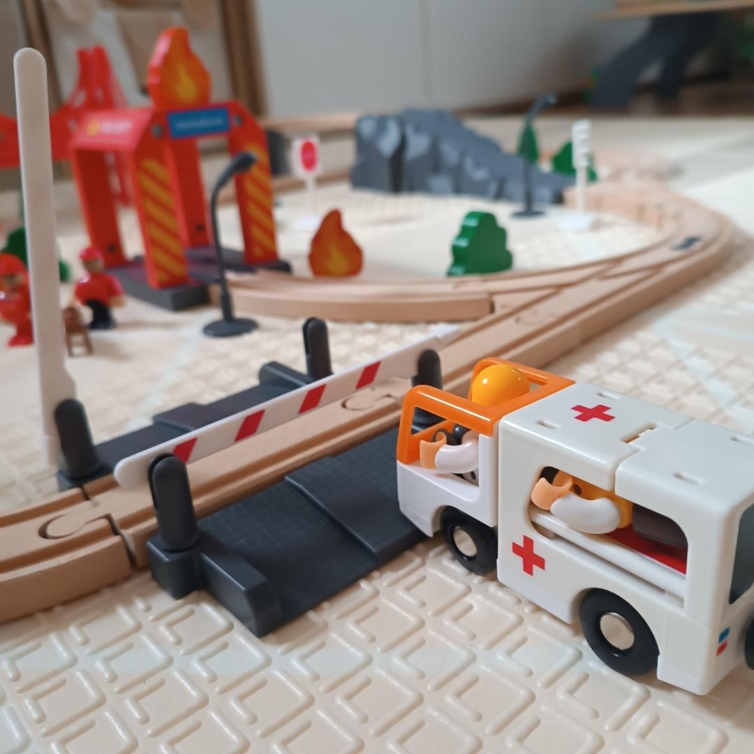 Medinis traukinys, akumuliatorinis traukinys - Ugniagesiai, bėgiai, automobiliai, tiltai, užtvara