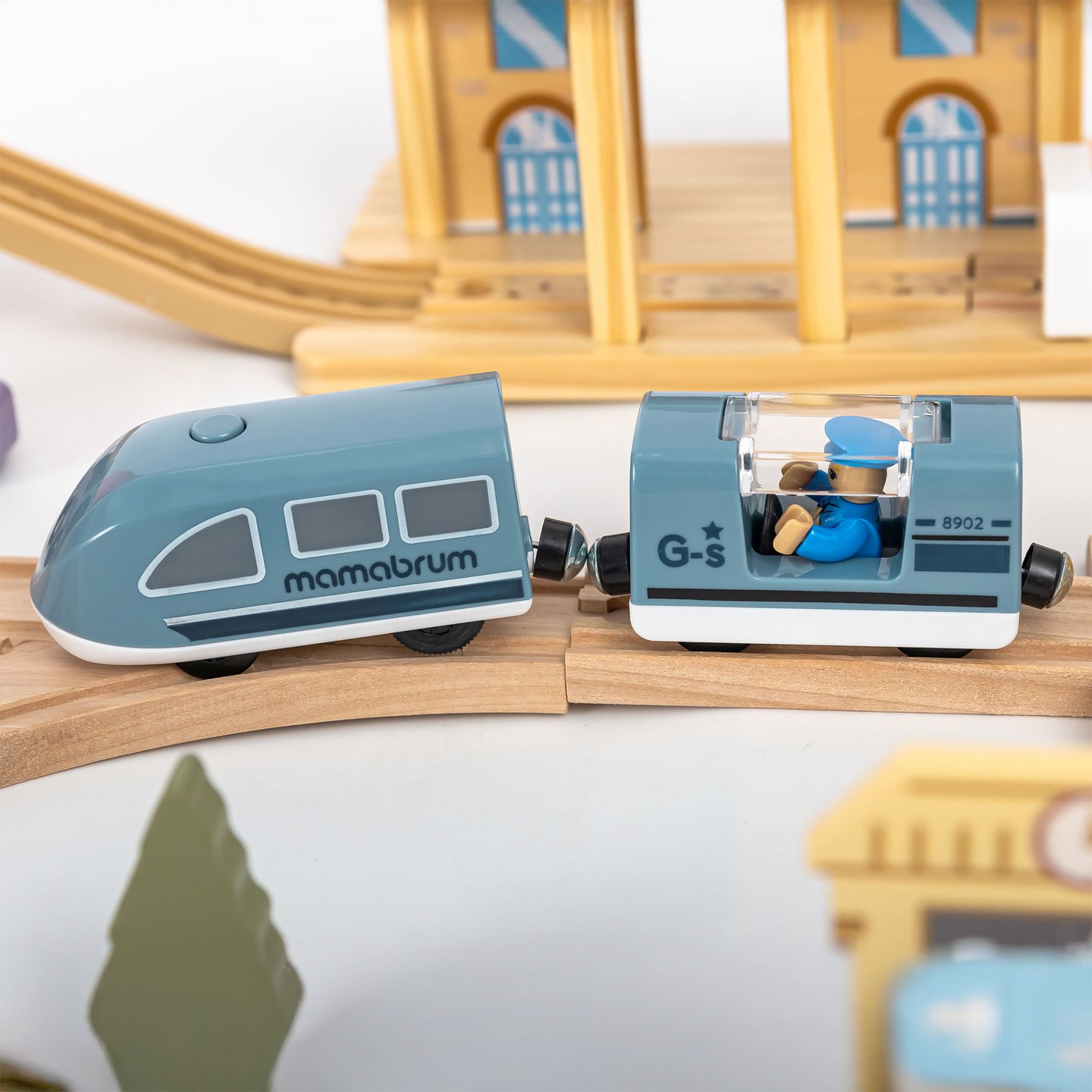 Medinis miesto geležinkelis su elektriniu traukiniu – judančiu kranu, laivu, tiltais