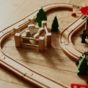 Medinis geležinkelis, akumuliatorinis traukinys - Miestas: bėgiai, automobiliai, tiltas, oro uostas