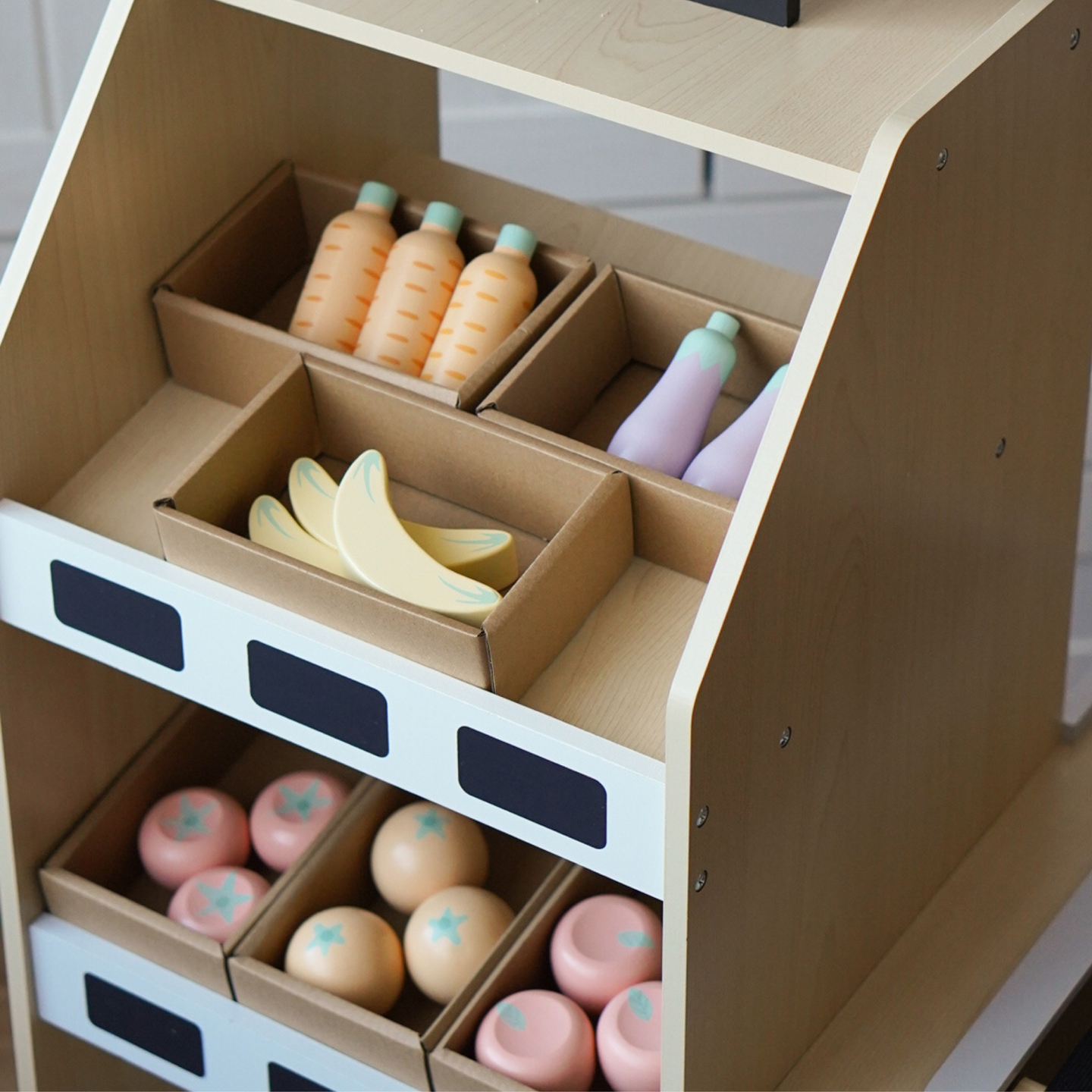 Medinis daržovių turgus - didelis XXL prekystalis, parduotuvė su žaisliniu kasos aparatu