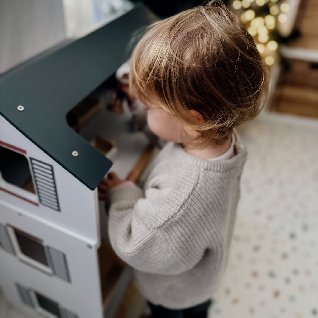 Baltas medinis lėlių namelis su priedais 18 vnt.