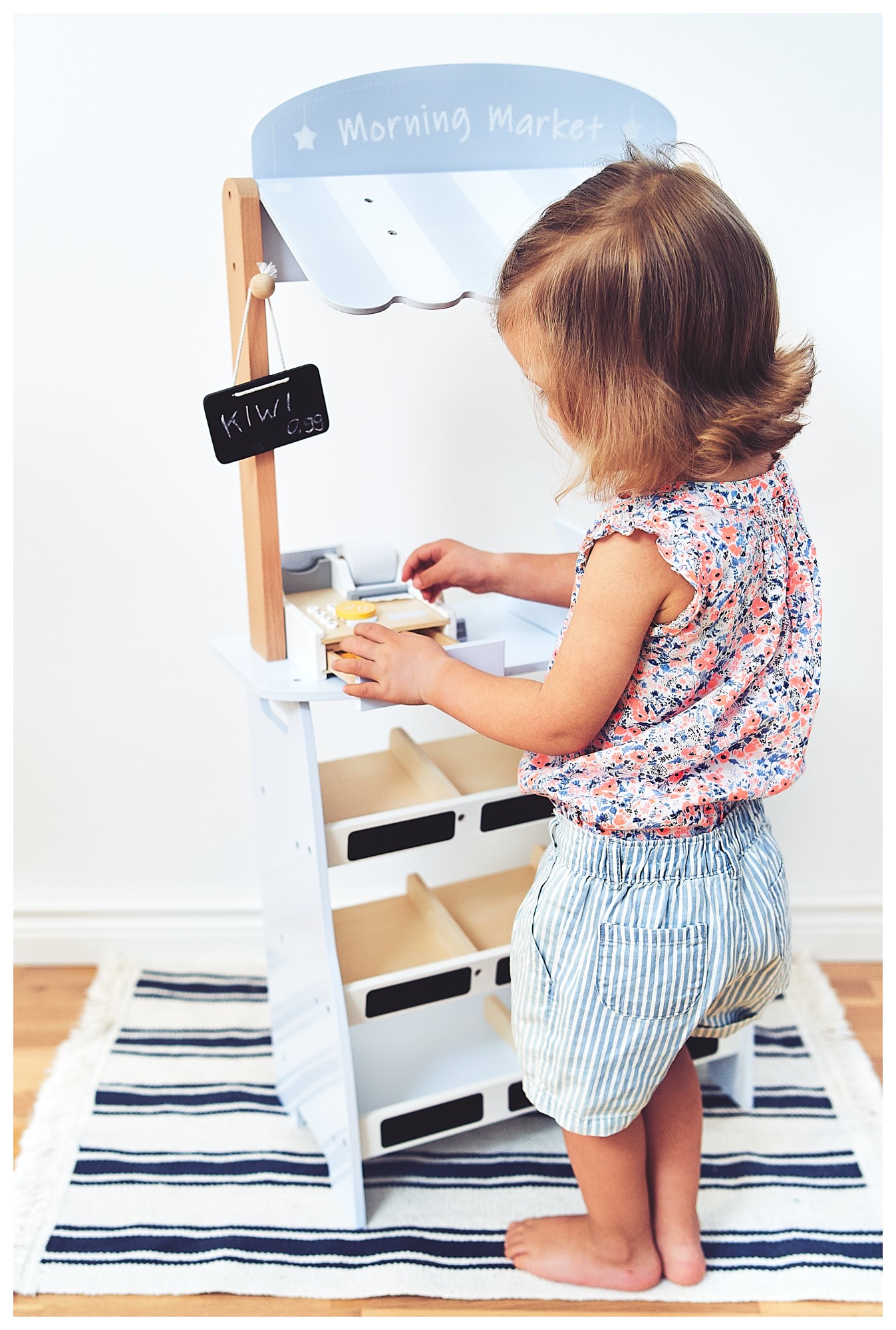 Daržovių parduotuvė - medinis prekystalis su dėžėmis, kasos aparatu ir terminalu