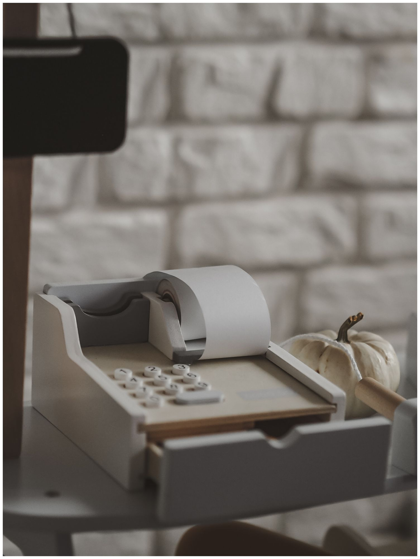 Daržovių parduotuvė - medinis prekystalis su dėžėmis, kasos aparatu ir terminalu