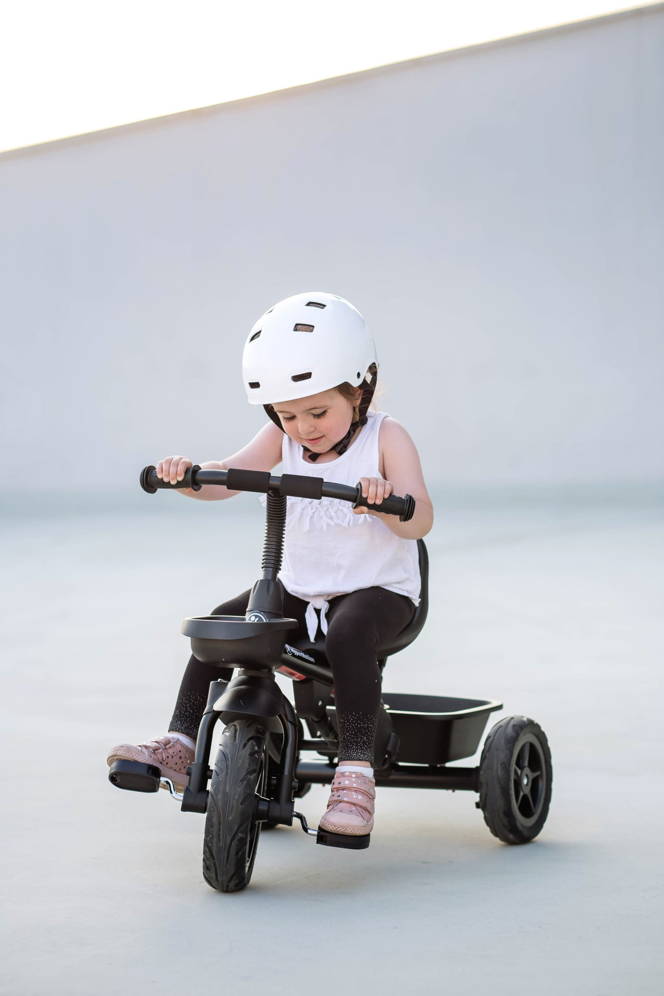 "HyperMotion TOBI VECTOR" triratukas - amžini pripučiami ratai + stūmimo strypas. Spalva: juoda.