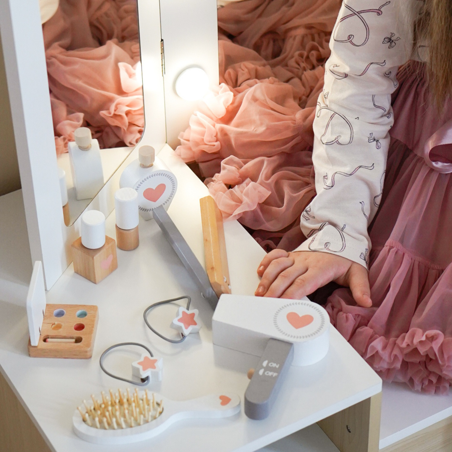 Medinis vaikiškas tualetinis staliukas su kėde, priedais ir LED apšvietimu