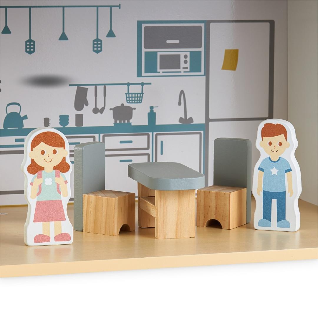 Baltas medinis lėlių namelis su terasa ir priedais