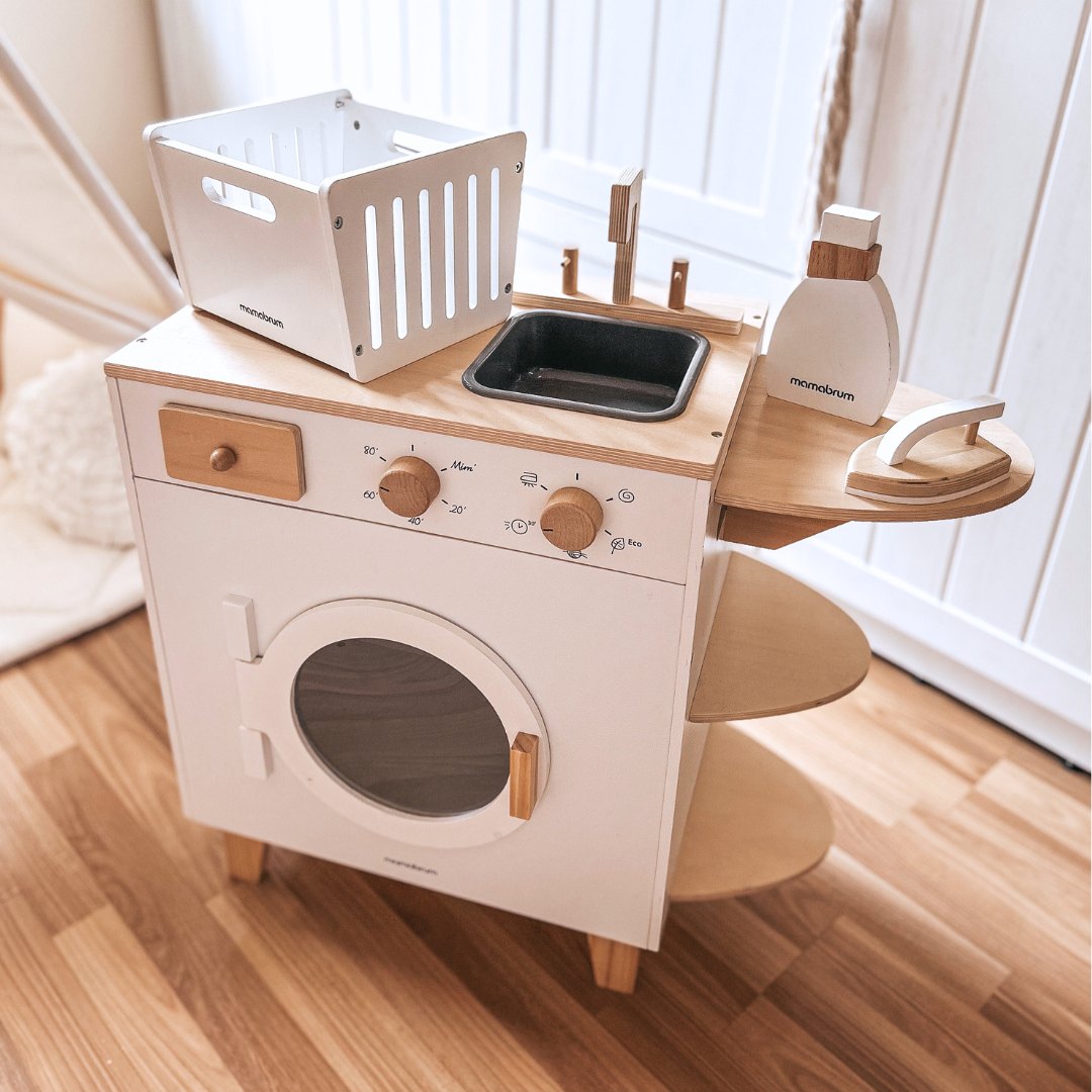 Medinė skalbimo mašina su lygintuvu, krepšeliu ir skalbimo skysčiu