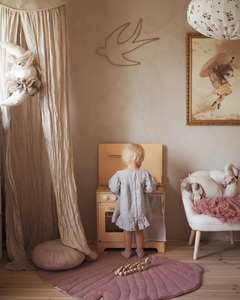 Medinė virtuvė su prijuoste, priedais ir LED apšvietimu