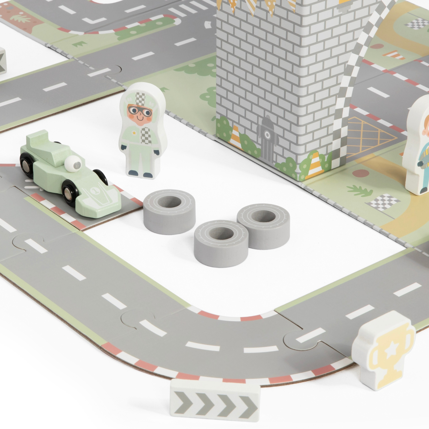 Magnetinis lagaminas su lenktynių trasa, medinėmis transporto priemonėmis ir kelio priedais