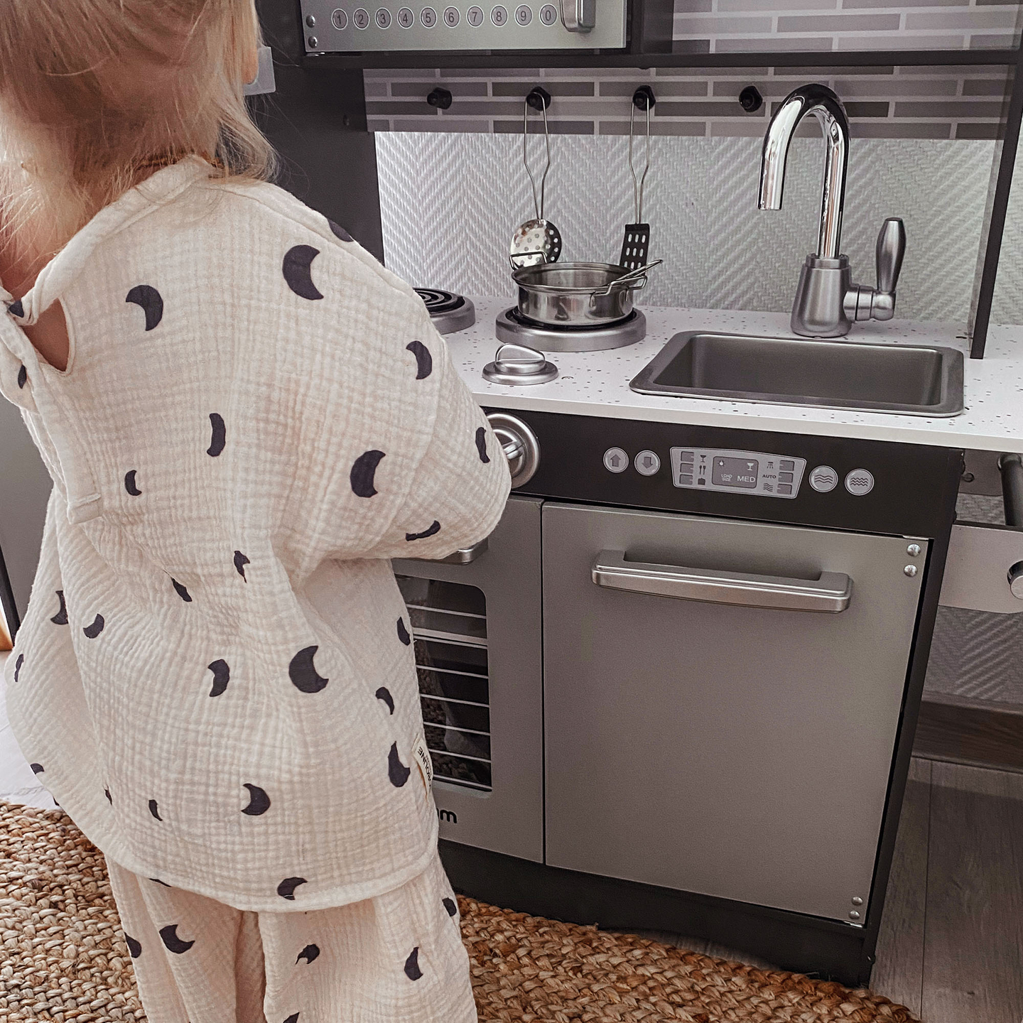 XXL medinė virtuvė su LED apšvietimu, prijuoste ir priedais