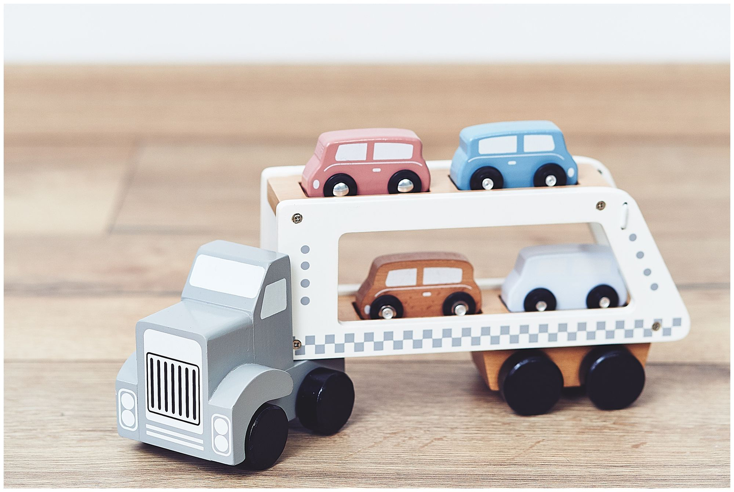 Medinė sunkvežimio priekaba su 4 automobiliais