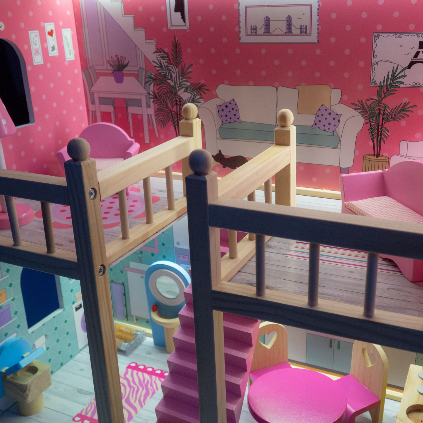 Didelis medinis trijų aukštų lėlių namelis su terasa, baldų komplektu ir LED apšvietimu!
