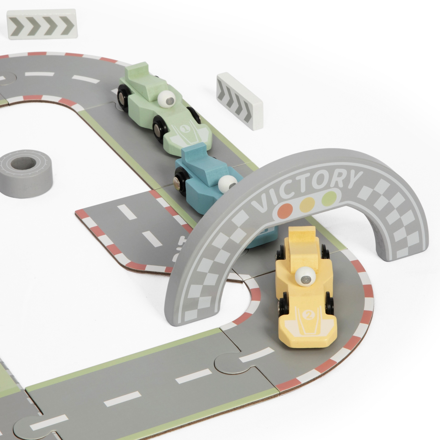 Magnetinis lagaminas su lenktynių trasa, medinėmis transporto priemonėmis ir kelio priedais