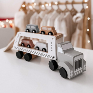 Medinė sunkvežimio priekaba su 4 automobiliais