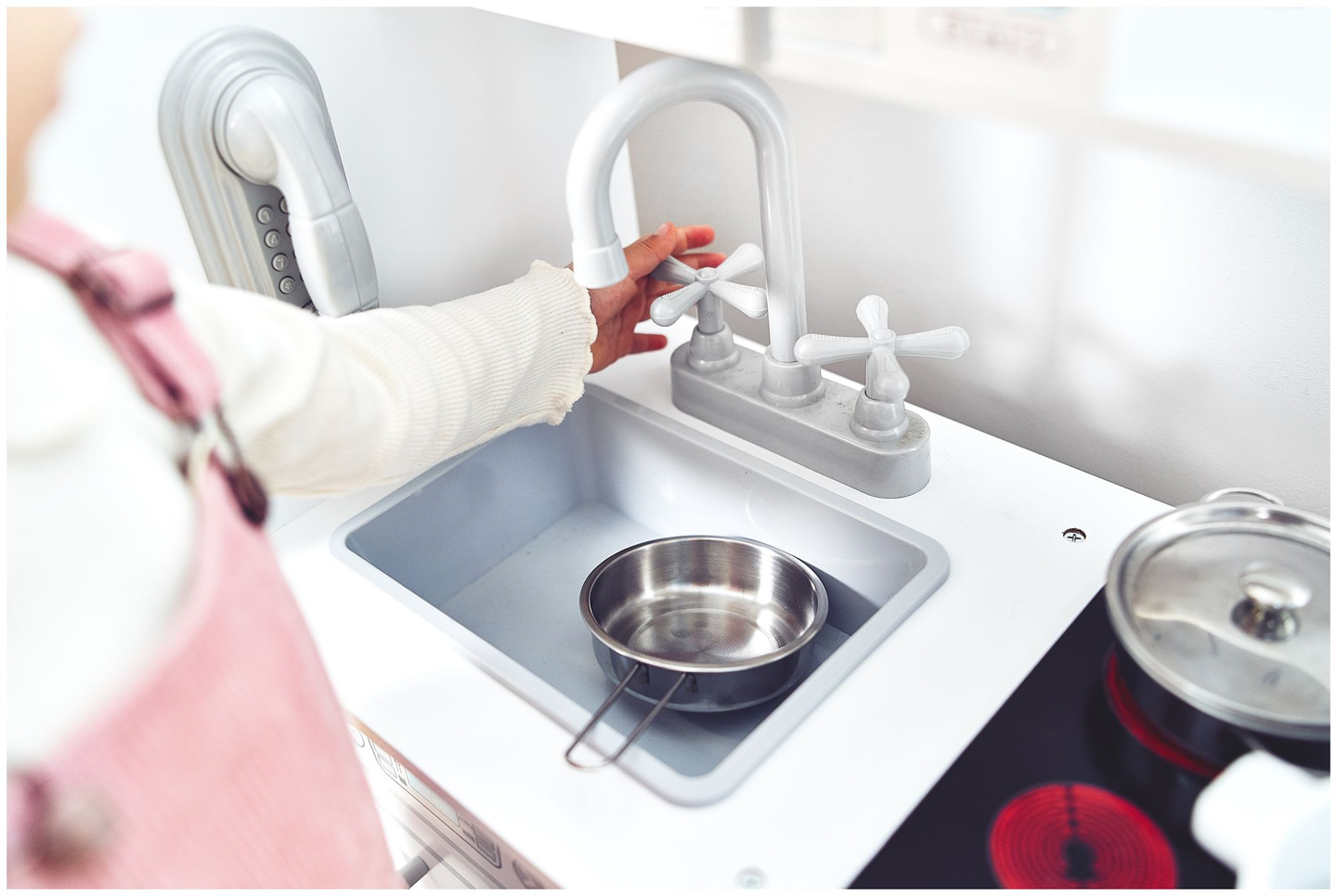 Dideli mediniai balti virtuvės reikmenys ir prijuostė