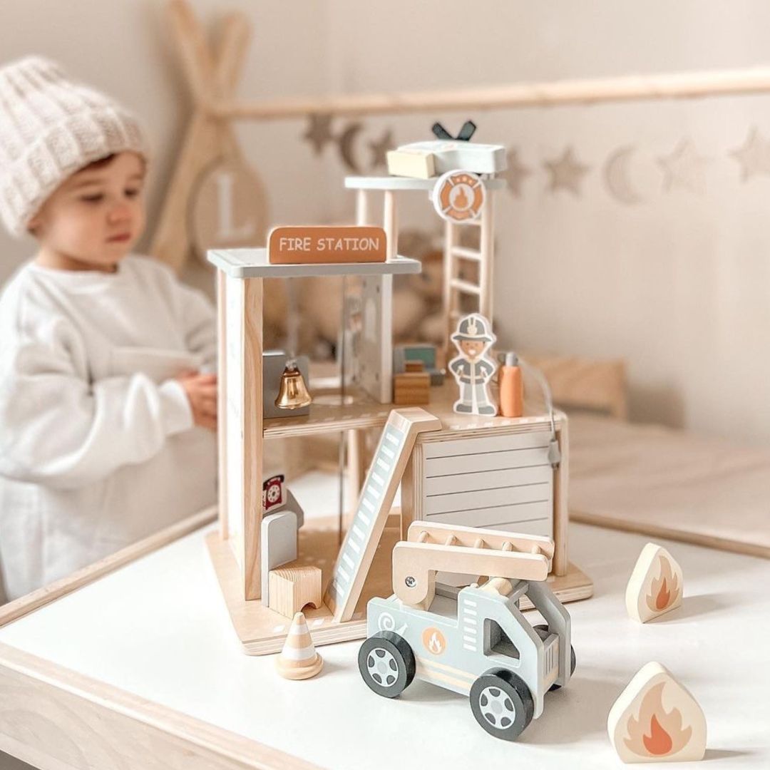 Medinė ugniagesių stotis su priedais, ugniagesių komanda