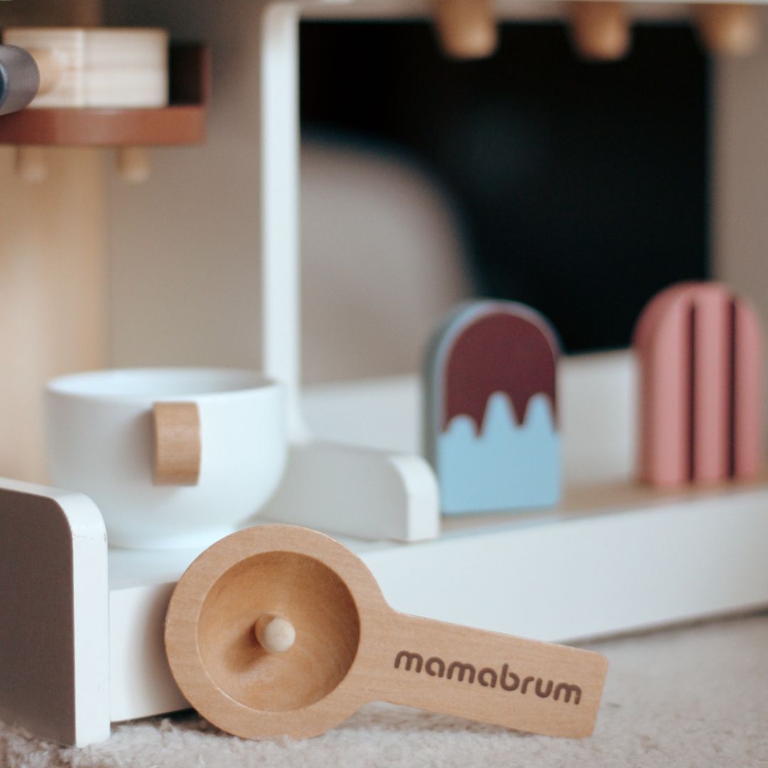 Medinė ledainė su kavos aparatu - kavinė su priedais