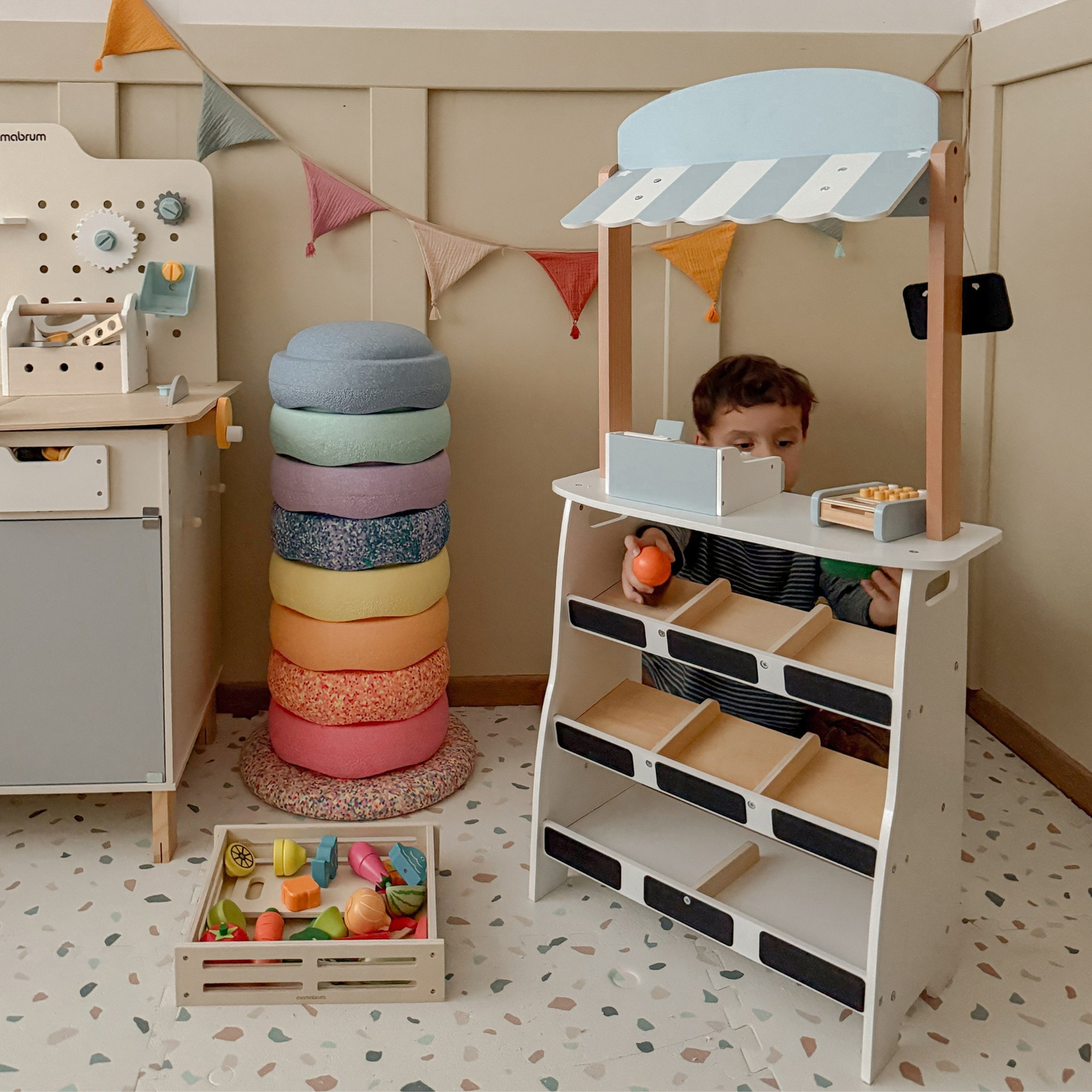 Daržovių parduotuvė - medinis prekystalis su dėžėmis, kasos aparatu ir terminalu